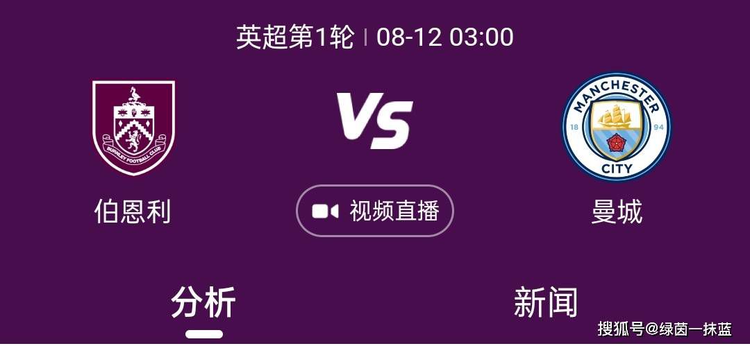 皮特身着火红太空衣亮相，被升降机吊在空中，正在拍摄降落戏码